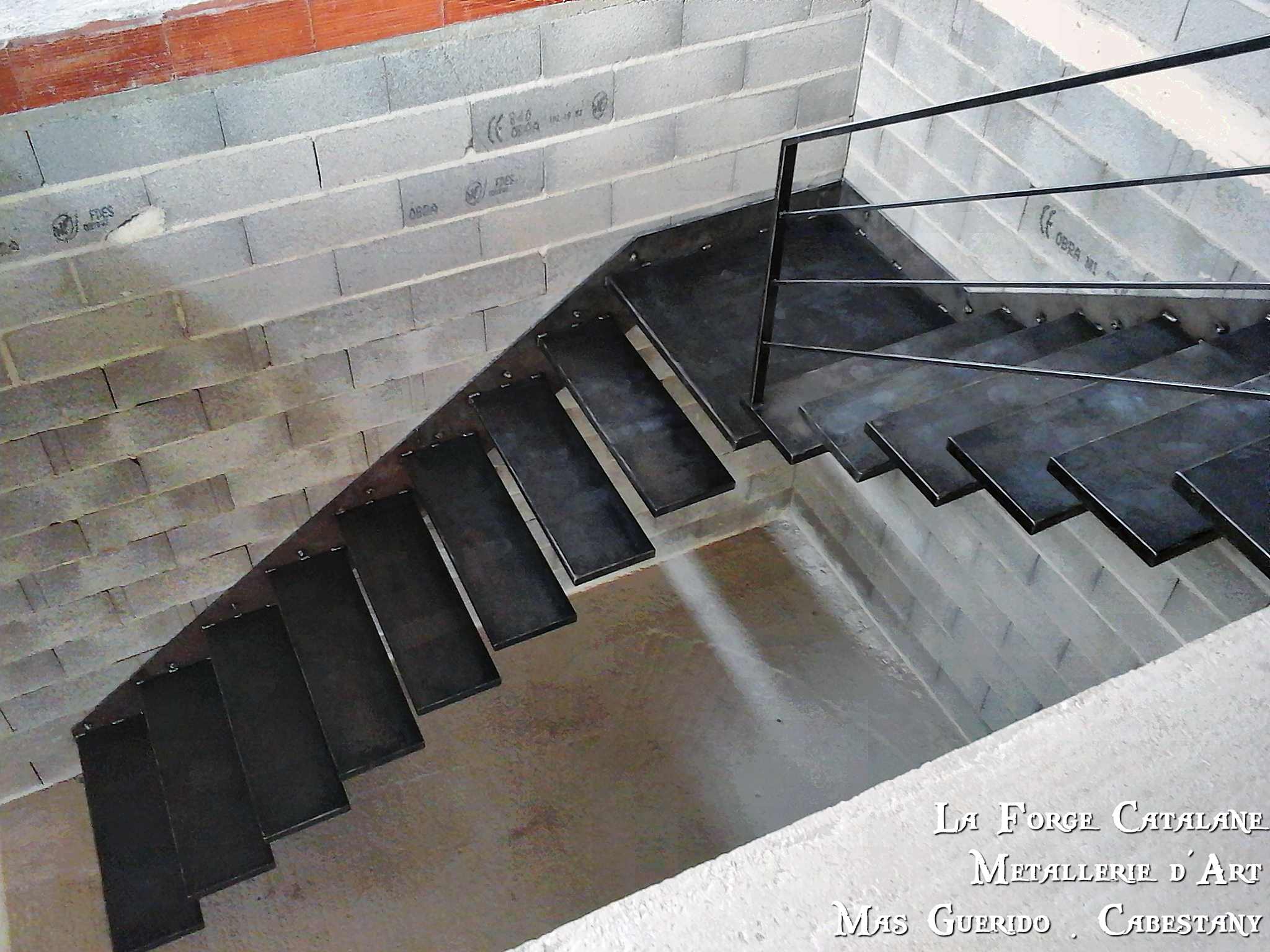 Escalier marches suspendues caissonnees remplissage laine de roche forge catalane.jpg